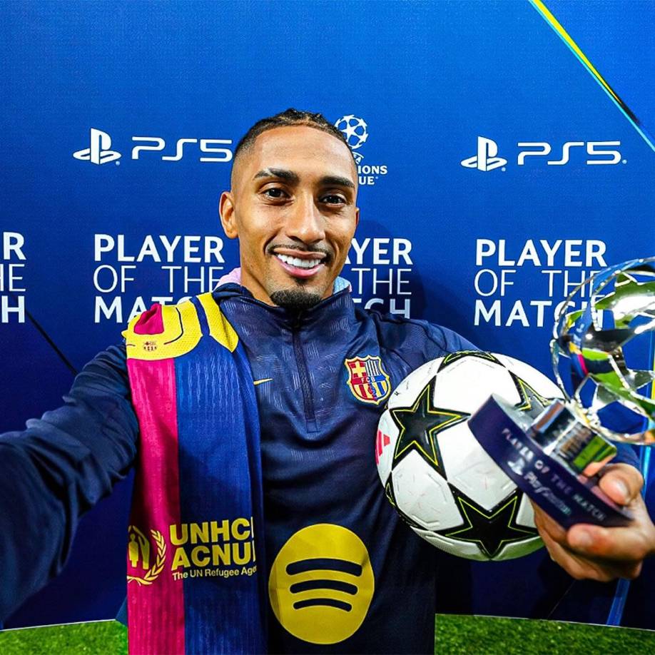 Raphinha fue elegido como MVP del partido gracias a su hat-trick y se llevó el trofeo y el balón a su casa.