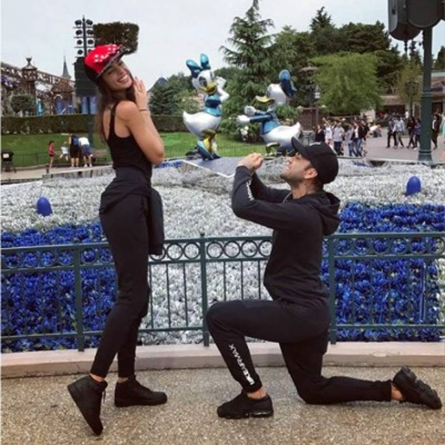 Fiel a su estilo, el lateral brasileño del PSG, Dani Alves, dedicó unas bonitas palabras a su esposa Joana Sanz. 'Happy Valentine’s Day everyone. Patito, feliz día para nosotros también, que el verbo amar venga con los acompañamientos necesarios para nutrir todo los días ese sentimiento transformado llamado AMOR!'.