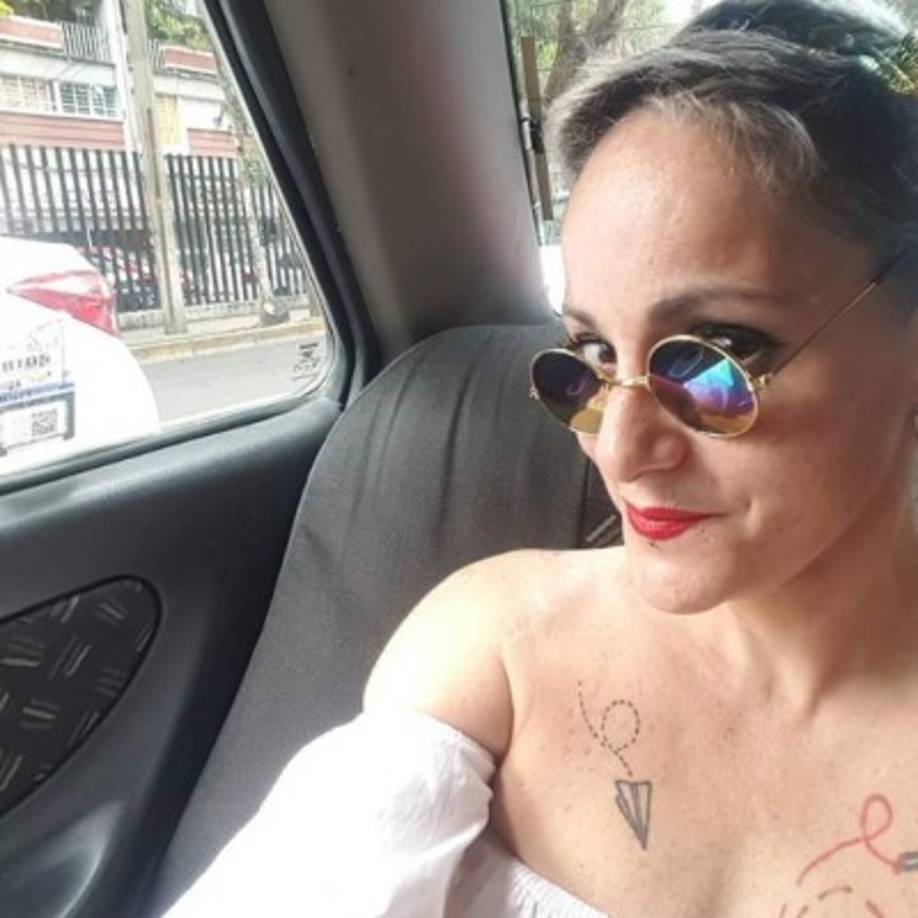 Los padres de Dolores Vanessa Cortés Jiménez se separaron cuando ella era una niña. Su papá, Ricardo Cortés, comenzó una relación con la actriz de telenovelas Alma Muriel, quien había estado casada con el empresario Sergio Romo y con el cual, tuvo un hijo de nombre Sergio Romo Jr.