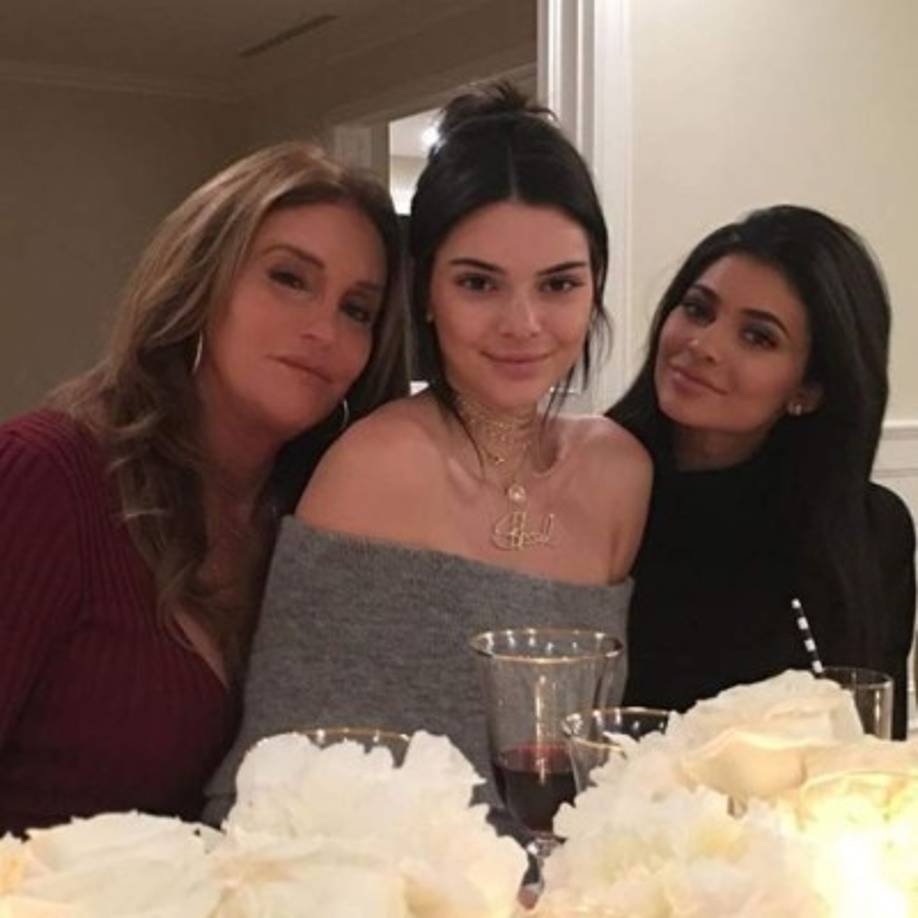 El papá de las famosas Kylie y Kendall Jenner, levantó furor al mostrarse como en muy pocas veces después de su transformación.