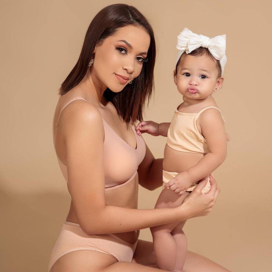 Actualmente, la pequeña ya tiene un añito y acompaña a su madre a hacer sesiones fotográficas para promover prendas de reconocidas marcas. 