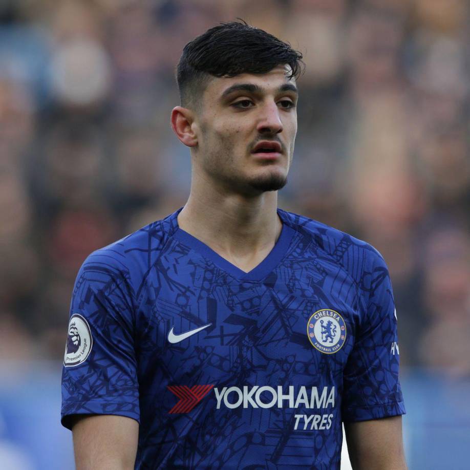 El Real Madrid está en busca de un suplente para Karim Benzema y en las últimas horas suenan dos nombres. En primer lugar está Armando Broja (foto), joven delantero al que siguen muy de cerca equipos como el Napoli o el West Ham. El delantero albanés de 20 años es una de las perlas del Chelsea, que también piensa en quedarse con el futbolista de cara a la próxima temporada. Por otro lado, destaca el nombre de Benjamin Sesko, el ariete esloveno del Red Bull Salzburgo. El joven de 19 años se ha convertido en uno de los futbolistas más destacados de Austria, y tanto el Real Madrid como el Manchester United siguen de cerca al prometedor atacante.