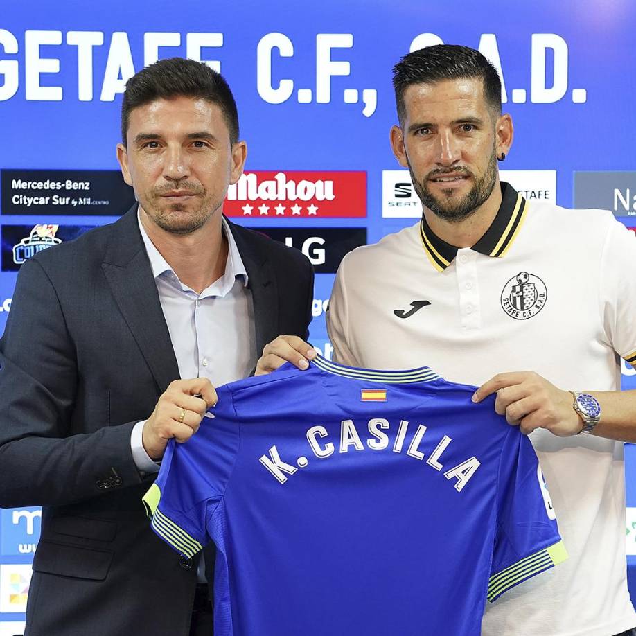 El Getafe ya tiene nuevo portero. Se trata de Kiko Casilla, que ha firmado por el cuadro azulón de Quique Sánchez Flores y ha sido presentado en sociedad, tras pasar revisión médica y firmar su contrato.