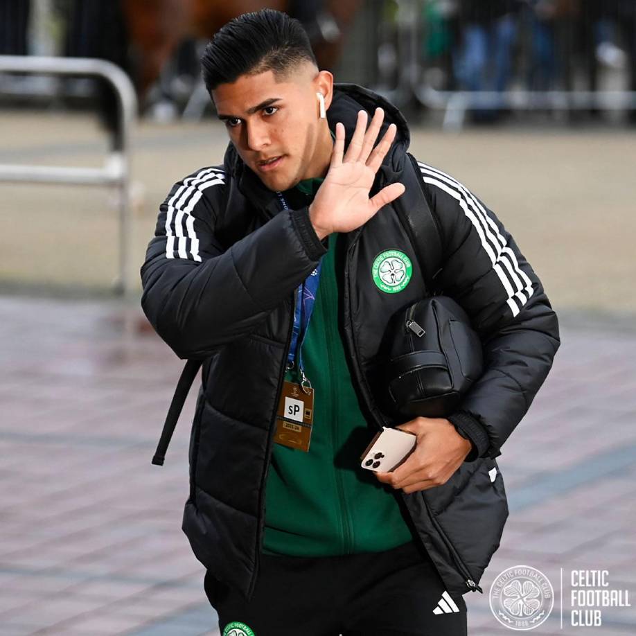 La llegada de Luis Palma al estadio Celtic Park de Glasgow para el partido contra la Lazio.