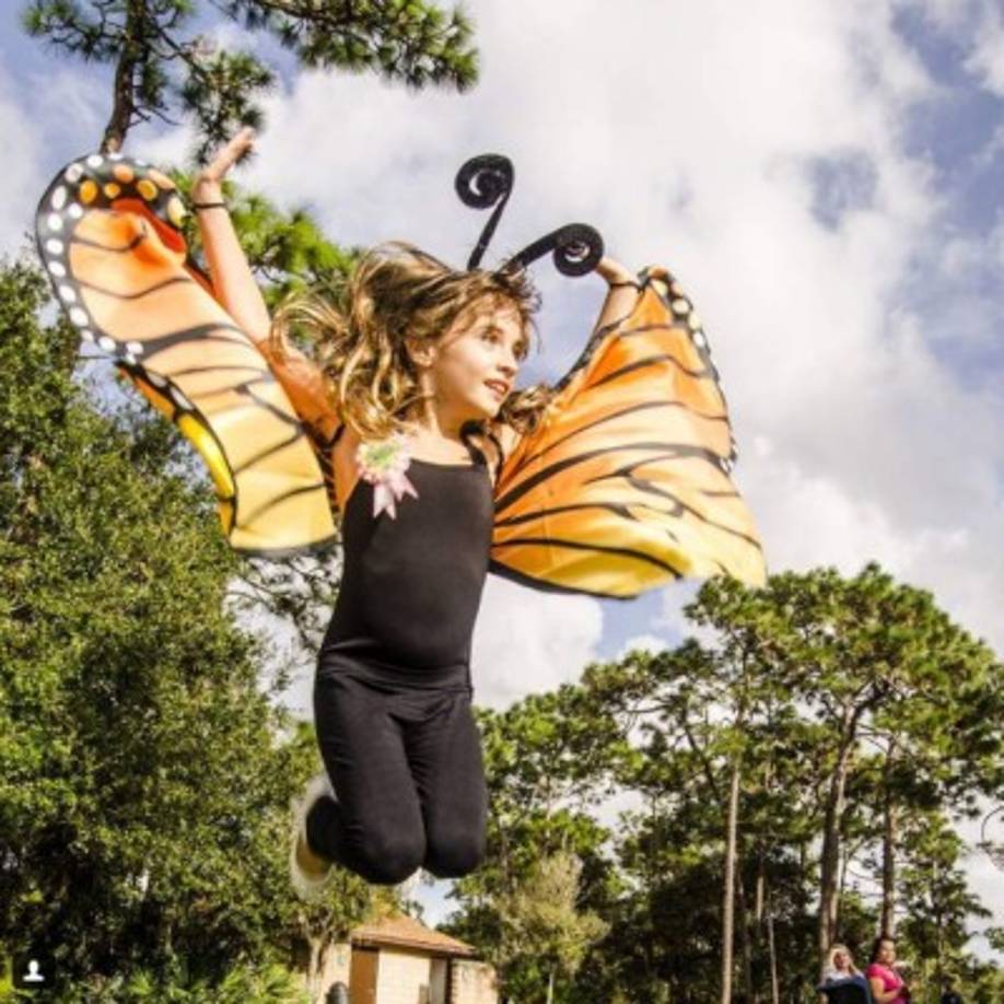 Maya disfruta la vida, y a pesar de la ausencia de sus padres está rodeada de mucho amor, sobre todo de el de sus abuelos.