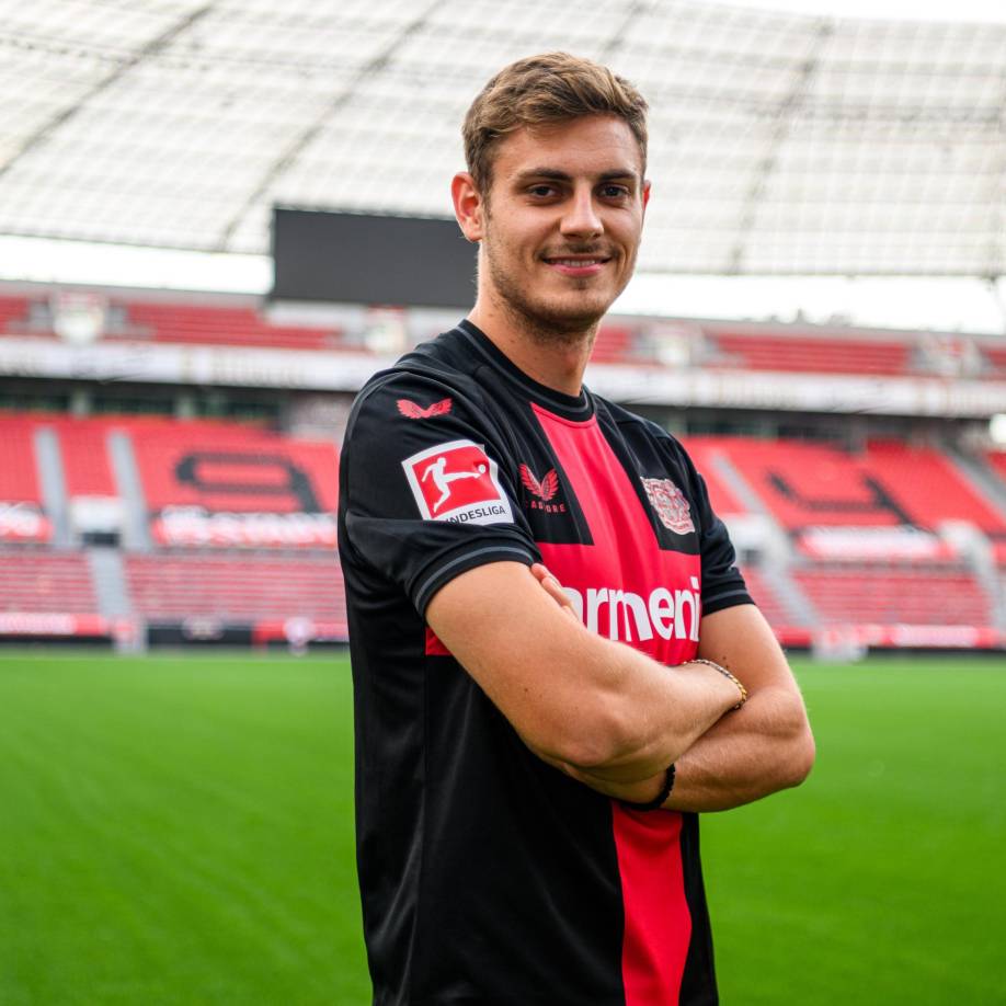 El Bayern Múnich ha hecho oficial la cesión de Josip Stanisic al Bayer Leverkusen. El croata quería salir en busca de minutos y los tendrá en el equipo de Xabi Alonso.