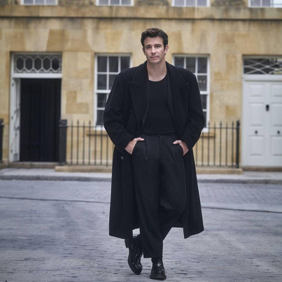 Ha, recién llegada a la serie, ha disfrutado de la sensación “lúdica, liberadora y terapéutica” de prepararse para el rodaje junto a Thompson. La pareja se conoció durante una cena en la casa de la showrunner Jess Brownell. “Recuerdo que Luke estaba allí con los brazos abiertos, listo para recibir un abrazo”, le cuenta Ha a Tudum. “Ese fue el momento en el que pensé: ‘Ah, vale, ya no necesito estresarme por estas pequeñas cosas. Puedo centrarme genuinamente en la conexión con él en la pantalla’”.