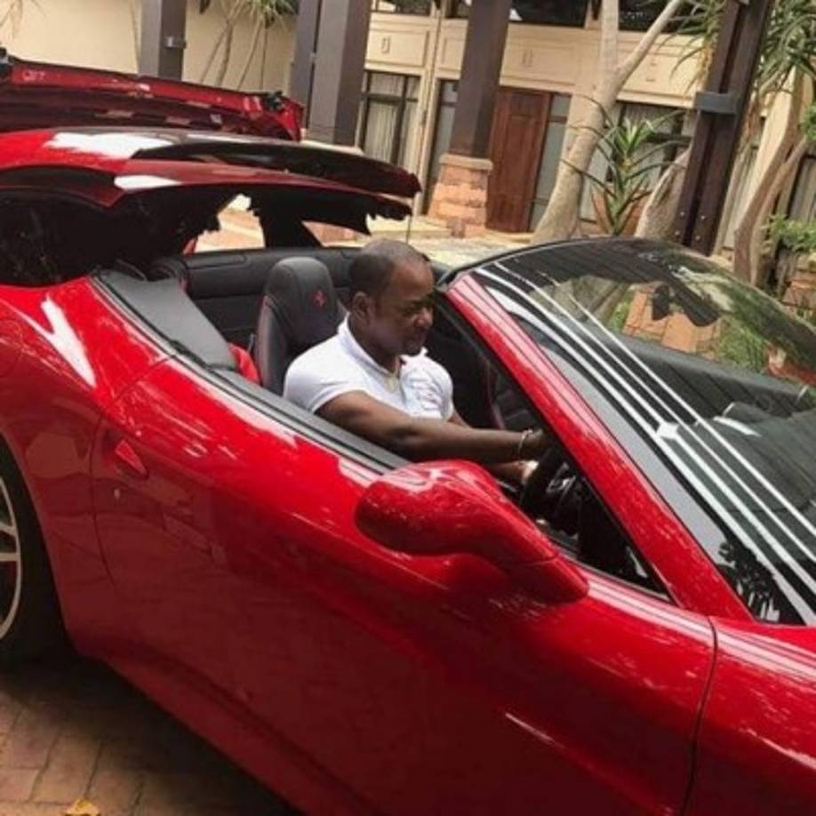 Otro vehículo en el que da paseos es un Ferrari de color rojo.