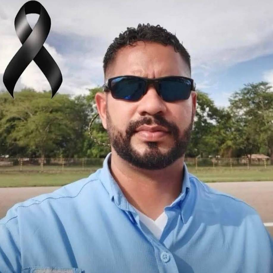 El cuerpo del aviador fue hallado dentro de la avioneta, cubierto de tierra y con evidentes lesiones. Las autoridades continúan investigando las causas del accidente.