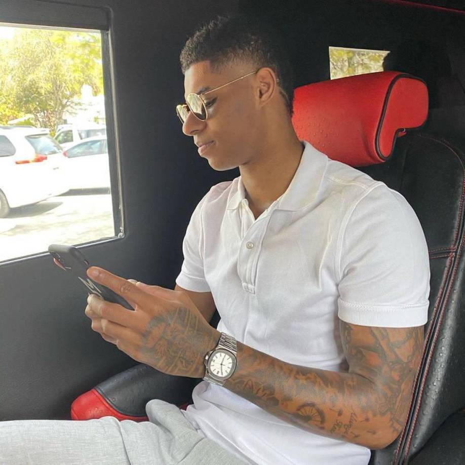 Ante la situación, el delantero se percató de la situación y la ayudó para que pudiera estar en paz.