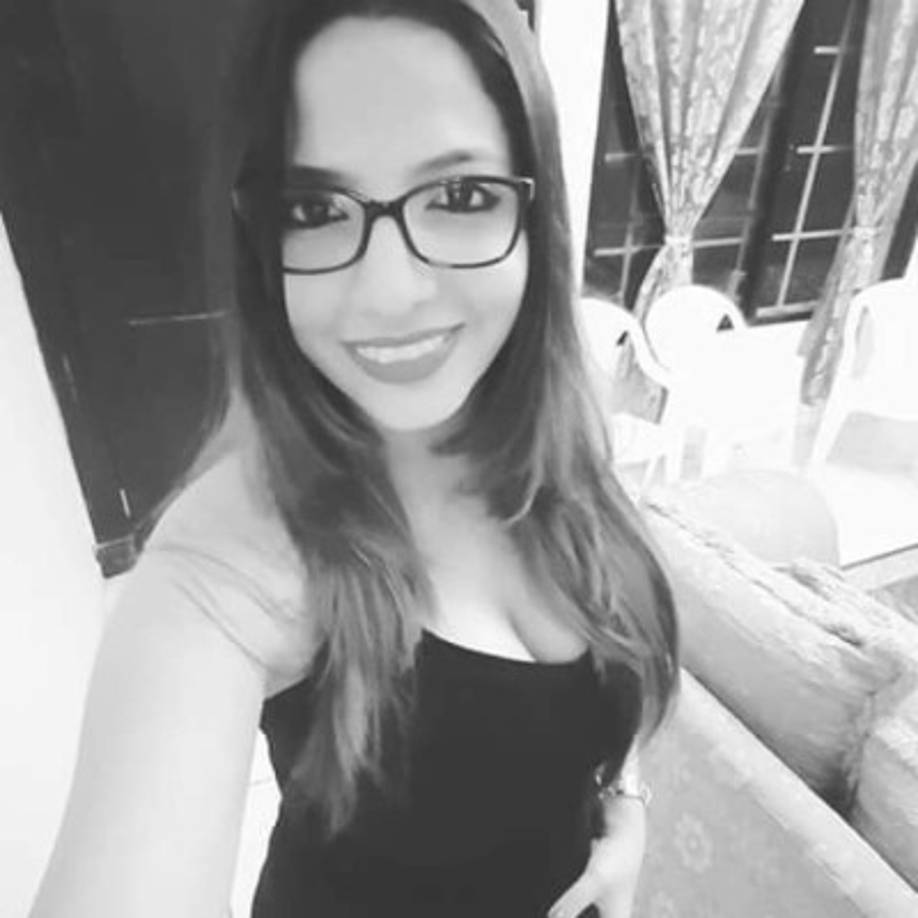 La bella joven está felizmente casada con Bryan Acosta.