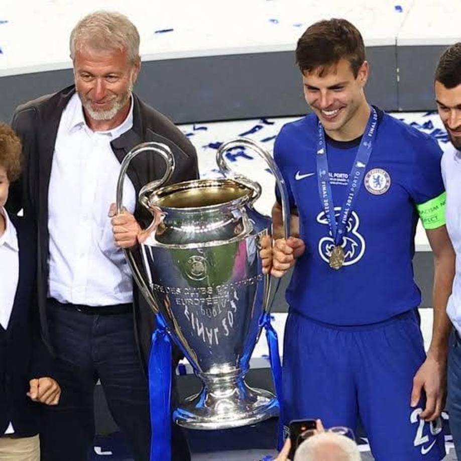 La posibilidad de que Roman Abramovich deje de ser dueño del Chelsea es cada vez mayor. A los problemas que enfrenta el oligarca ruso con el Reino Unido se ha unido la intención declarada de un multimillonario suizo de hacerse con el club si Abramovich tuerce su brazo y vende el club.