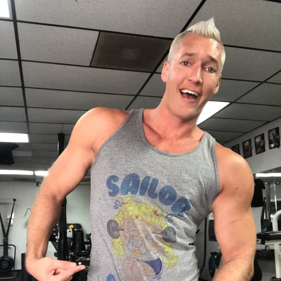 ¿Cuales son los síntomas de la viruela de mono? De acuerdo con datos del CDC, los síntomas iniciales de la viruela de mono incluyen: Fiebre, dolores de cabeza, hinchazón, dolor de espalda y dolor muscular. 