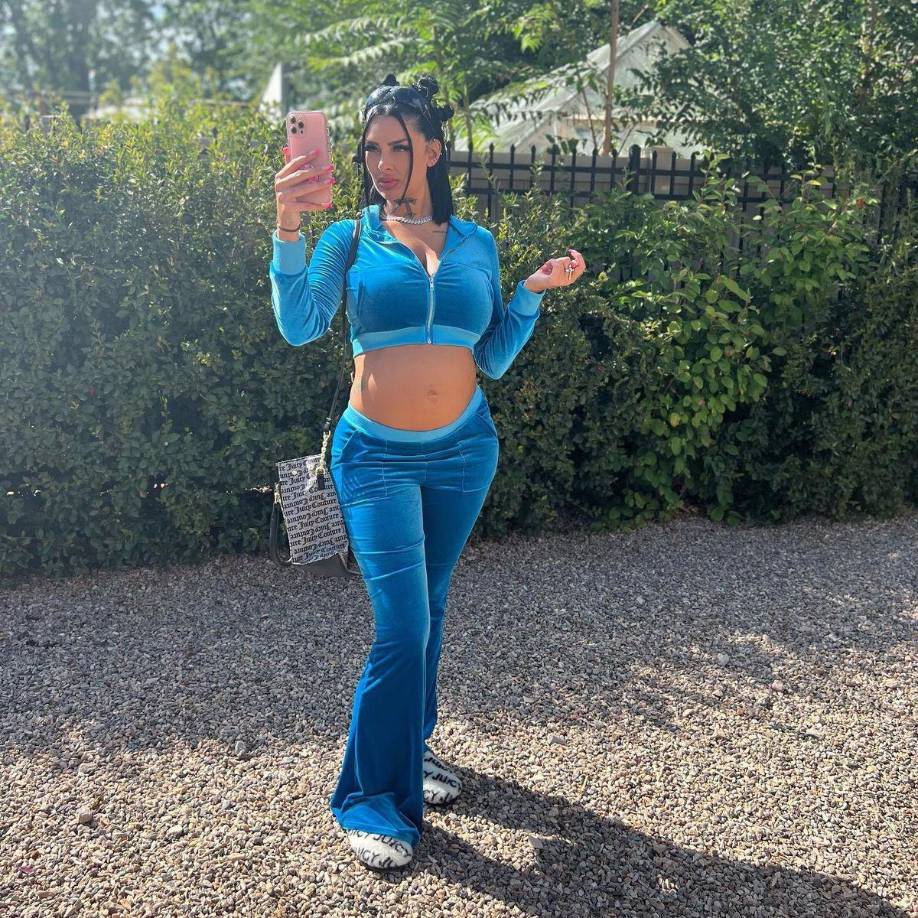 Aliza Jane se ha etiquetado a sí misma como “The Greek Freak” (El monstruo griego), pero se desconoce si alguna vez ha vivido en Grecia.