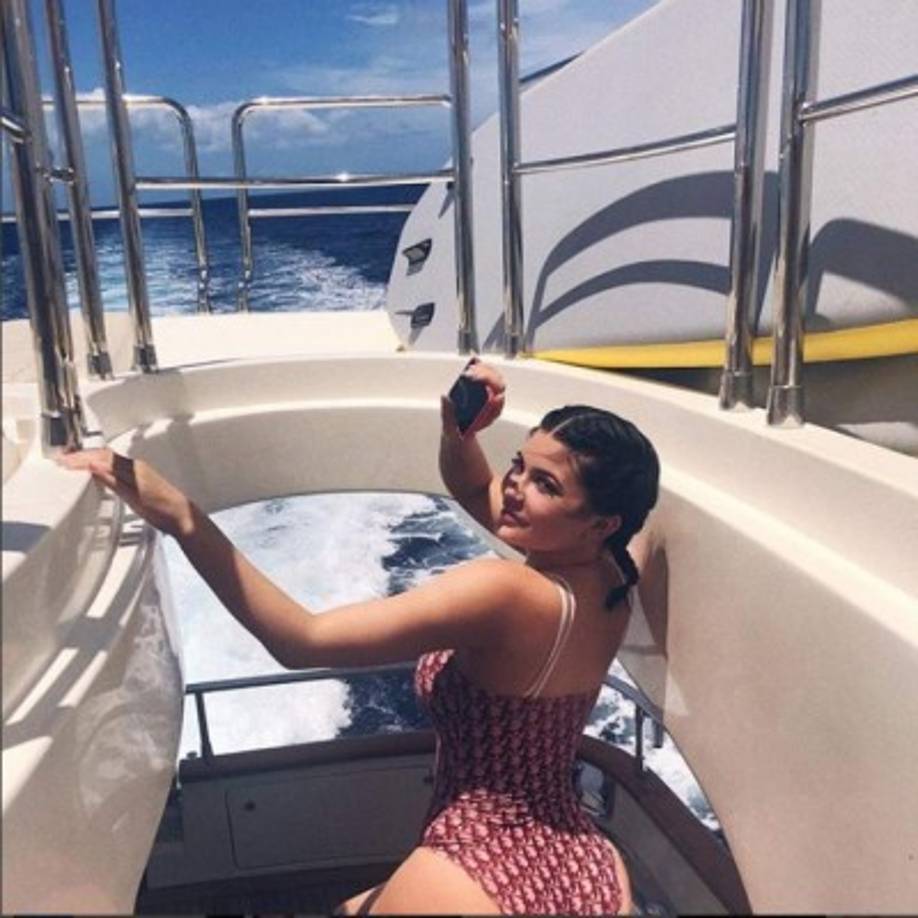 Por medio de su cuenta de Instagram, Kylie compartió varias imágenes y no desaprovechó la oportunidad para lucir su figura.