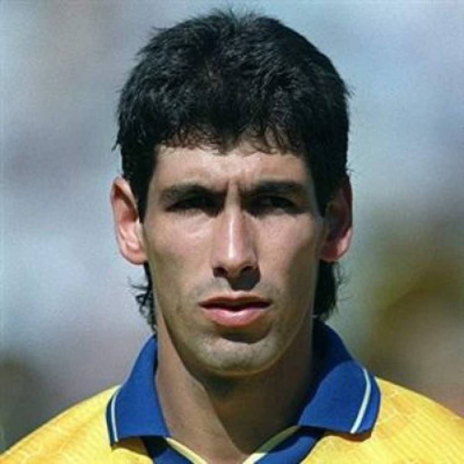 Andrés Escobar Saldarriaga fue un destacado futbolista colombiano. Fue asesinado diez días después del partido en que marcó un gol en propia meta en la Copa Mundial de Fútbol de 1994 frente a la selección de fútbol de Estados Unidos.<br/>Luego de que su selección fuera eliminada del Mundial regresó a su país. Se encontraba en un restaurante en las afueras de Medellín cuando fue asesinado. En ese lugar discutió con los hermanos Gallón Henao, uno de los guardaespaldas de estos, sacó su revólver y mató a Saldarriaga. Personas que se encontraban en el lugar llevaron al futbolista a un centro asistencial, pero al poco tiempo de haber ingresado murió.