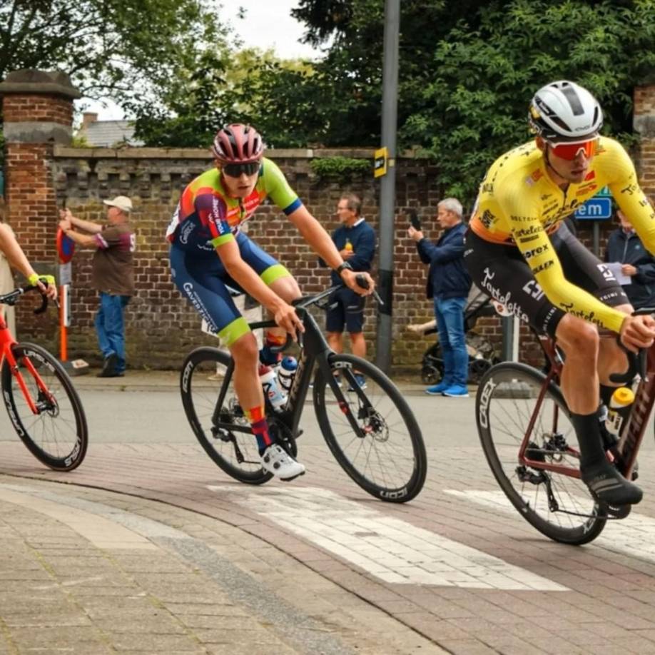 El joven abandonó su intento de ser ciclista profesional y lo anunció en su propia cuenta hace pocas semanas: “Lo que primero parecía un hábito se convirtió en una gran parte de mi vida en los últimos años. Ahora es el momento de disfrutar de las otras cosas de la vida. Después de 4 años inolvidables me despido. Gracias a mis padres, entrenador, personal y todos los seguidores que hicieron posible esta aventura. ¡A por un nuevo capítulo!”