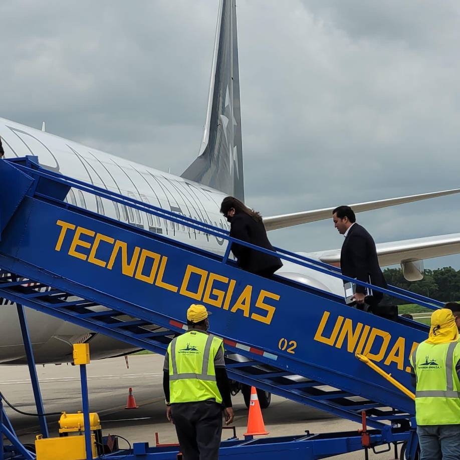 Seis horas después aterrizó en el Aeropuerto Internacional El Dorado, donde fue recibida por el vicecanciller colombiano, Francisco Echeverri.