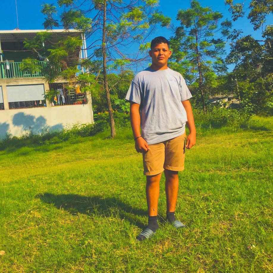 Debajo de los lagos hay una gran cantidad de peligros, casi todos invisibles bajo la superficie. Las corrientes submarinas amenazan con arrastrar a los nadadores a las profundidades, mientras que la vegetación alta y densa también puede atraparlos.