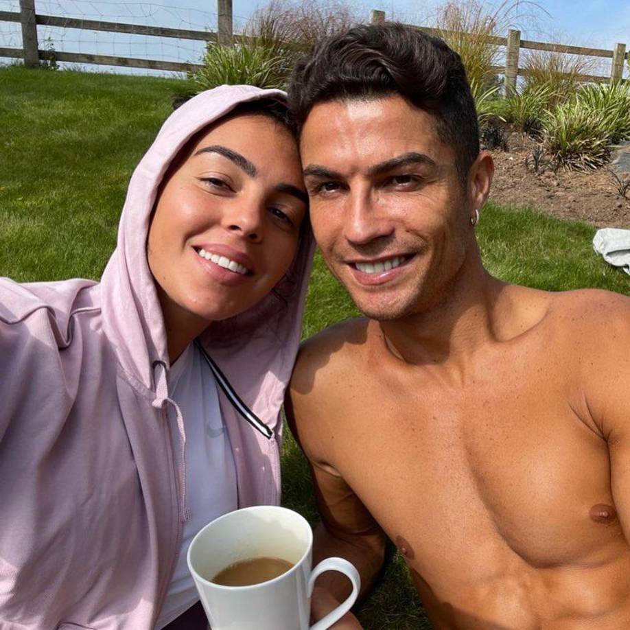 Georgina Rodríguez organizó una sorpresa con los amigos de Cristiano Ronaldo y fue aquí donde aprovechó para sorprenderlo con un impresionante regalo.