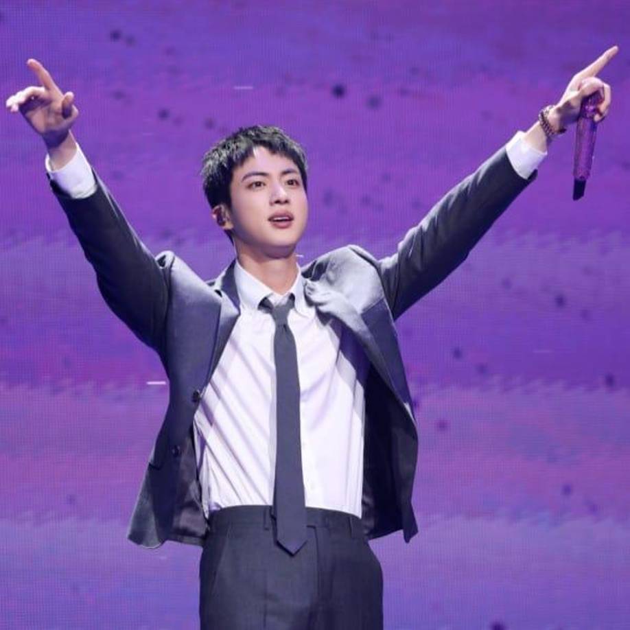 Jin deleitó a su público interactuando con ellos, contando anécdotas de su experiencia en el ejército. También se disculpó por estar fuera de práctica, ya que no bailó ni cantó mientras estuvo enlistado. Incluso durante una actuación menos seria con “Super Tuna”, Jin demostró que estaba cantando en vivo y mantuvo la estabilidadvocal mientras bailaba y jugaba en el escenario.