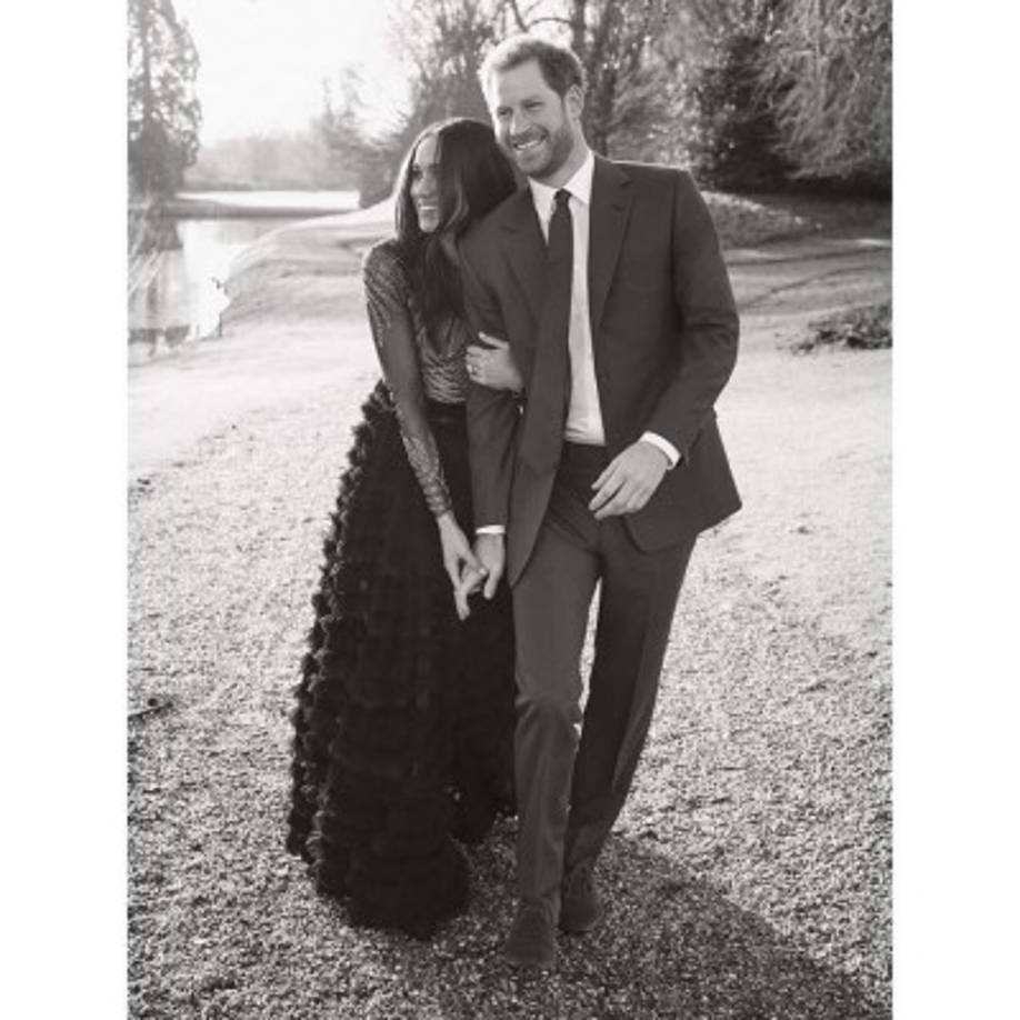 Ante la buena recepción de las fotos el palacio de Kensington Palace decidió compartir una tercera imagen de la pareja diciendo: 'Muchas gracias por todos los maravillosos comentarios posteriores al lanzamiento de las fotografías de compromiso del príncipe Harry y la señora Meghan Markle'<br/><br/>'La pareja está muy agradecida por los mensajes cálidos y generosos que han recibido durante un momento tan feliz en sus vidas.'<br/><br/>'Como una forma de agradecerles, han decidido compartir esta fotografía del día de sus sesiones de retratos directamente con todos ustedes.'<br/>