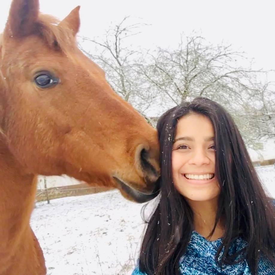 ”Yo trabajo en el centro de idiomas de la universidad. Mi trabajo es básicamente ayudar a las personas que necesitan ayudan en alemán, francés, italiano, español e inglés”, cuenta Ana.