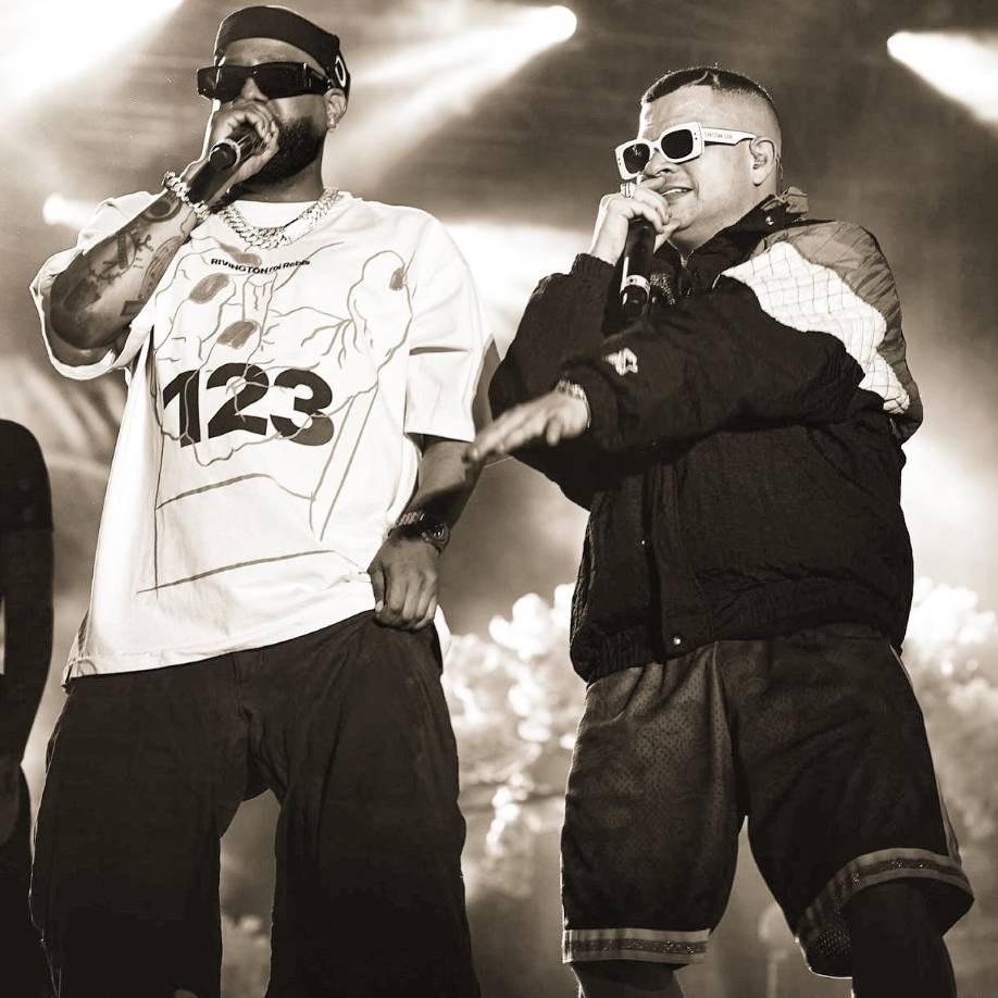 Tras estos temas, el dúo prosiguió la velada con ‘Látigo’, ‘Na Na Nau’, ‘Anaranjado’, ‘Sin panty, María’ y ‘X100’, para entonces iniciar la siguiente sesión, ‘Cartoons’, en la que los protagonistas de la noche cantaron ‘Hey Mister’, ‘Suegra’, ‘Dale pal piso’ y ‘Canoa’.