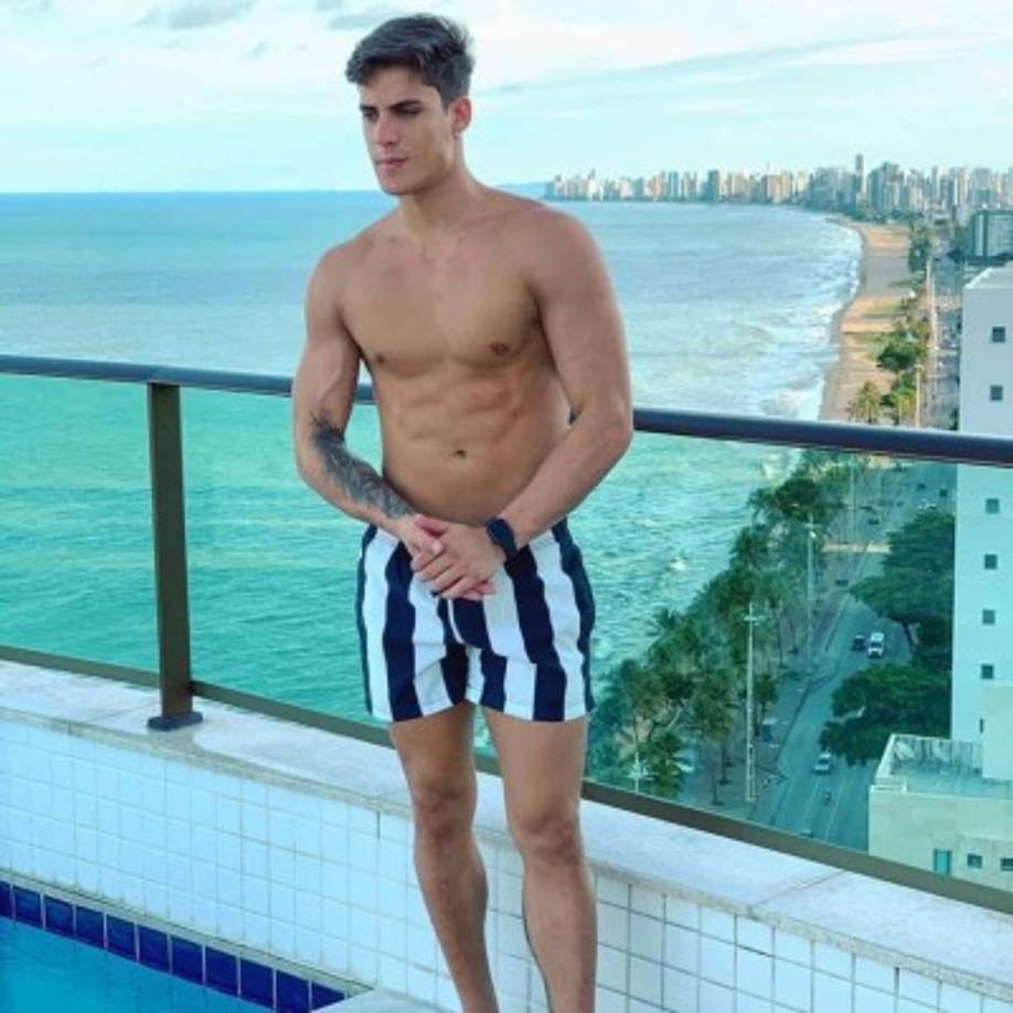 El hecho de que Ramos fuera bisexual, y que haya mantenido relaciones “de tres” con parejas establecidas, no fue aceptado por Nadine, quien decidió poner fin al noviazgo.