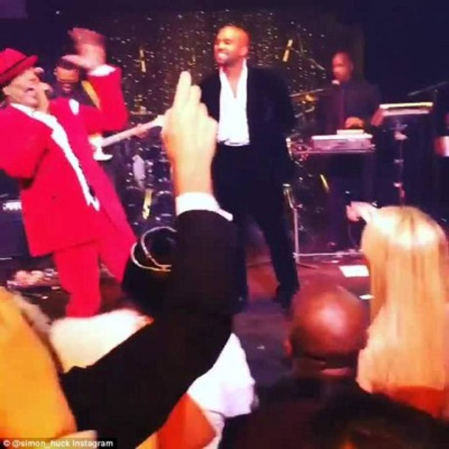 Kanye West cantándole a Kirs por su cumpleaños.