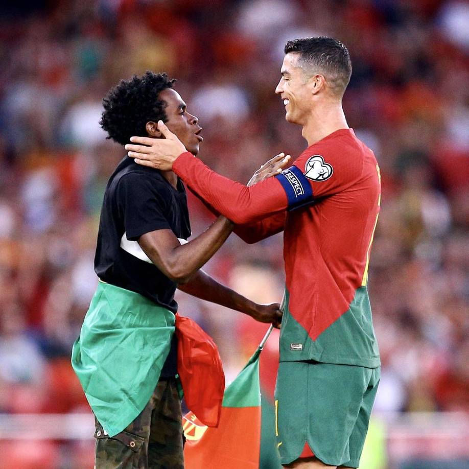 CR7 se mostró muy complice con el aficionado y le soltó varias sonrisas. El futbolista respondió abrazando al hincha.