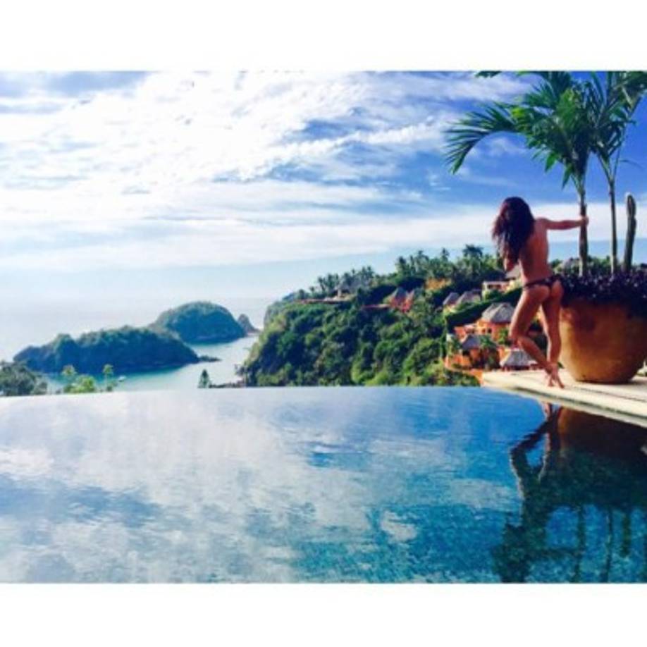 La actriz y cantante le encanta posar en topless y subir sus fotos a Instagram.