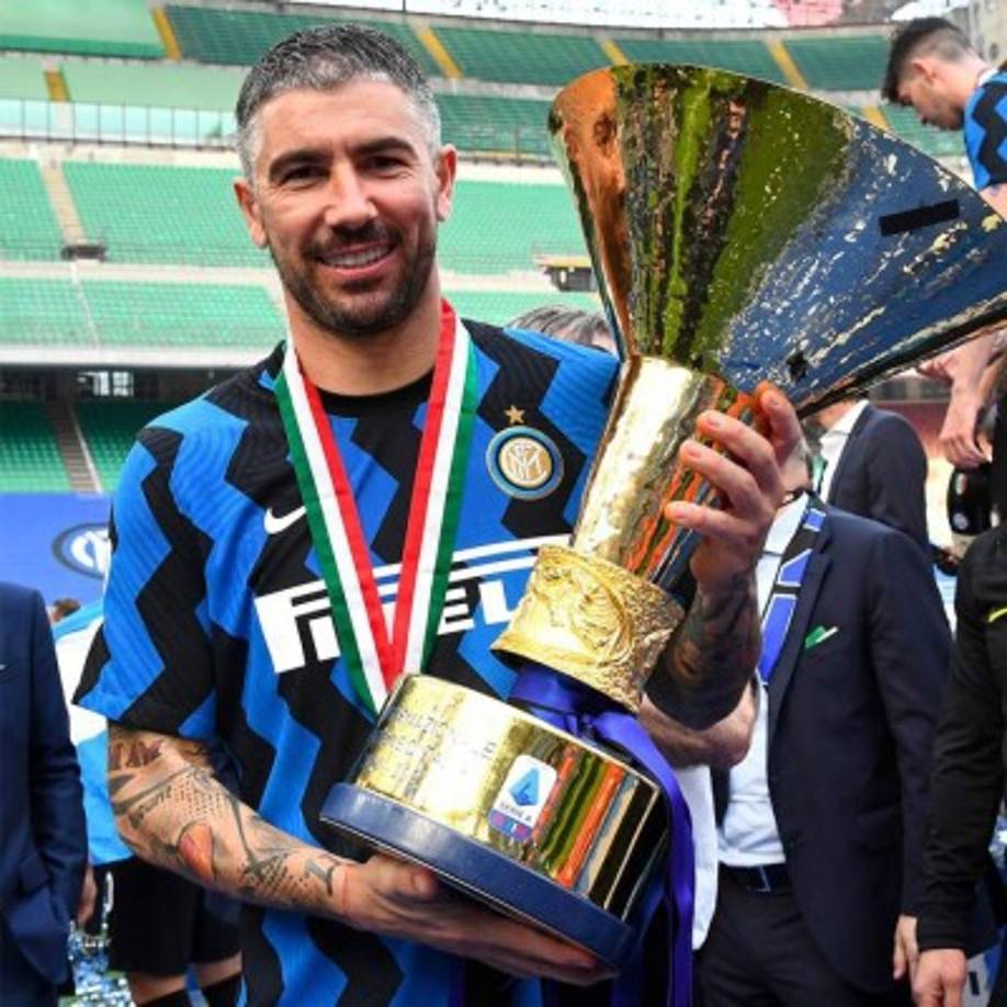 El defensor Aleksandar Kolarov extendió su contrato con Inter de Milán hasta el 30 de junio de 2022. Foto Twitter Inter.
