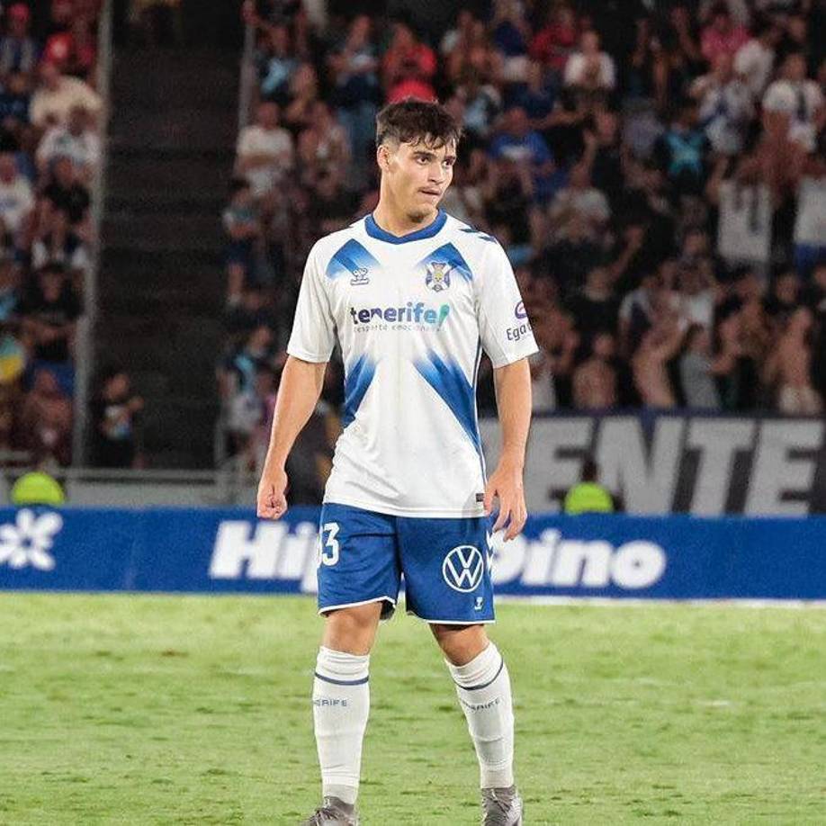 El centrocampista del Tenerife Aarón Martín, de 17 años, es una de las nuevas sensaciones en España y estaría en la agenda del Real Madrid, Sevilla. Su precio podría rondar los 2 millones de euros.