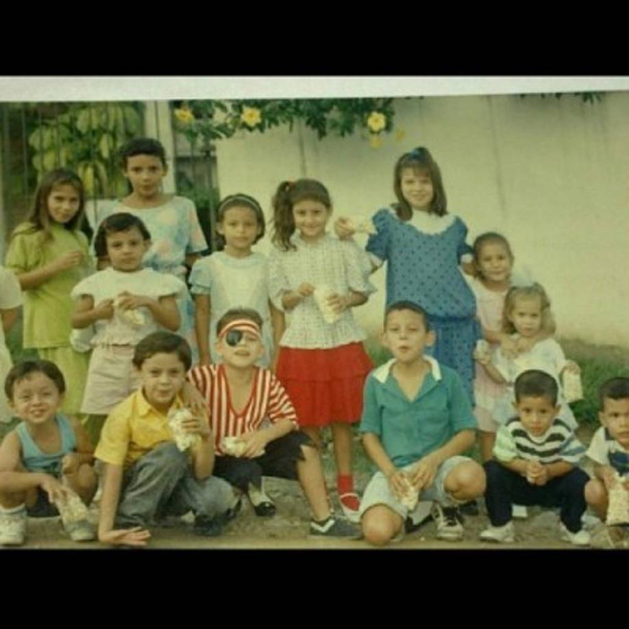 Csarec, de Yerbaklan, sentado con disfraz de pirata rojo y parche en el ojo incluido.