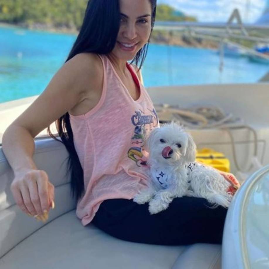 Otras fotos la muestran a borde del yate de Pina en estos tiempos de distanciamiento social.