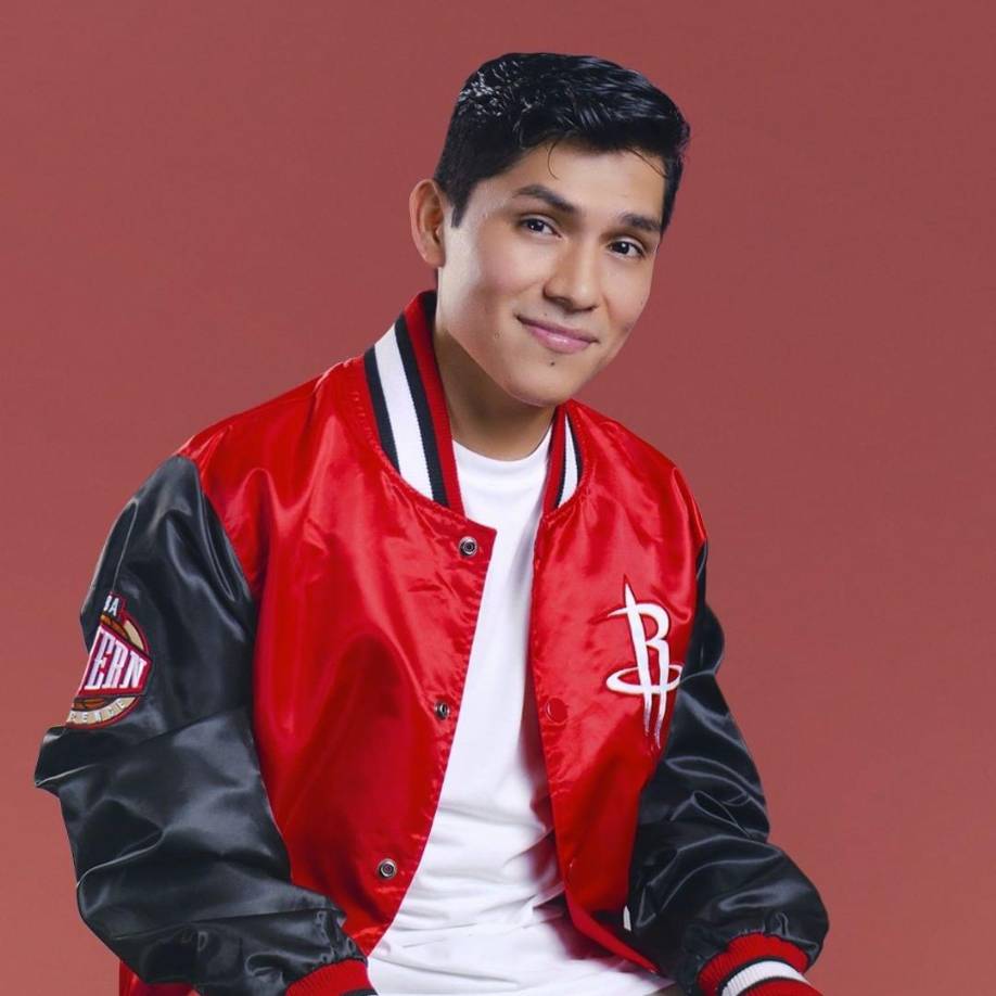 Nazareth cuenta con su propio canal de Youtube con 42 mil suscriptores, donde comparte sus canciones y <i>covers</i> de otros temas musicales.