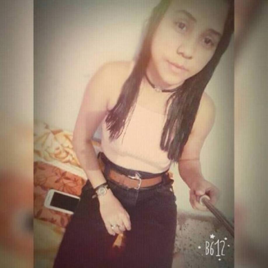 Las autoridades informaron que a la 1:30 de la tarde, esta joven, quien vestía un short tipo jeans, azul, y una camiseta color gris, fue sacada sin vida del mar.<br/>