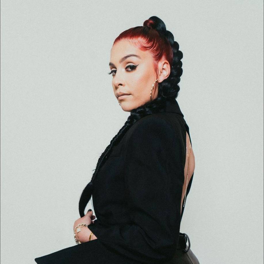 La formación académica de Goicoechea incluye estudios de artes de la grabación en la Universidad Full Sail en Florida. Sus diversas experiencias y logros resaltan su éxito profesional y la asociación dinámica que comparte con Usher.