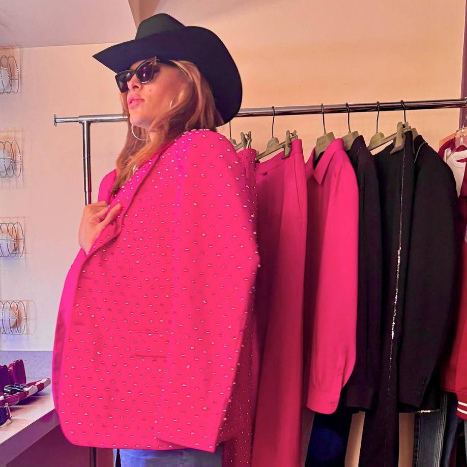 Luego subió otra fotografía, tomada aparentemente después de que actuara Ryan, dentro del camerino portando el sombrero y el saco que él utilizó, esta vez escribió orgullosa: “Has llevado a Ken hasta los ´´Oscars, RG. Ahora vuelve a casa, tenemos que meter a las niñas a la cama”. La pareja tiene dos hijas, de 8 y 6 años. Esta acción ha puesto fin a los rumores de separación, y solamente confirma que la pareja prefiere mantener su relación lejos de los reflectores.