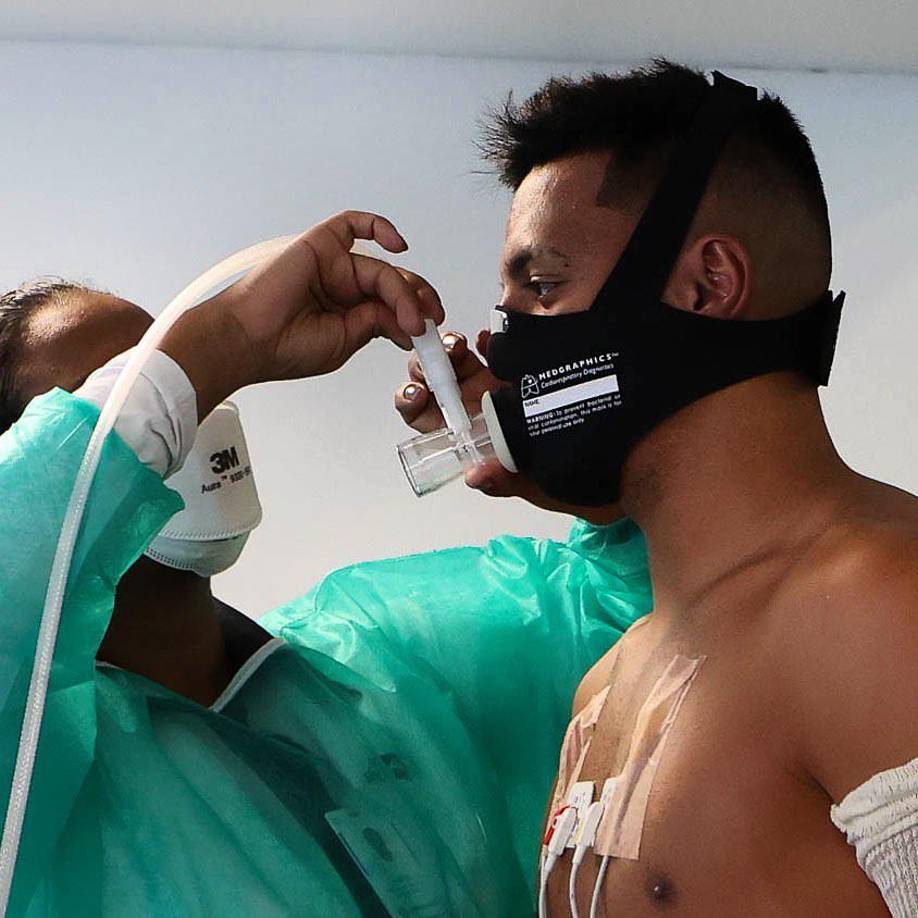 Afortunadamente para el jugador, uno de sus compañeros estaba siendo atendido por los médicos, así que aprovechó el parón para tomar una bebida isotónica y aplicarse un gel.