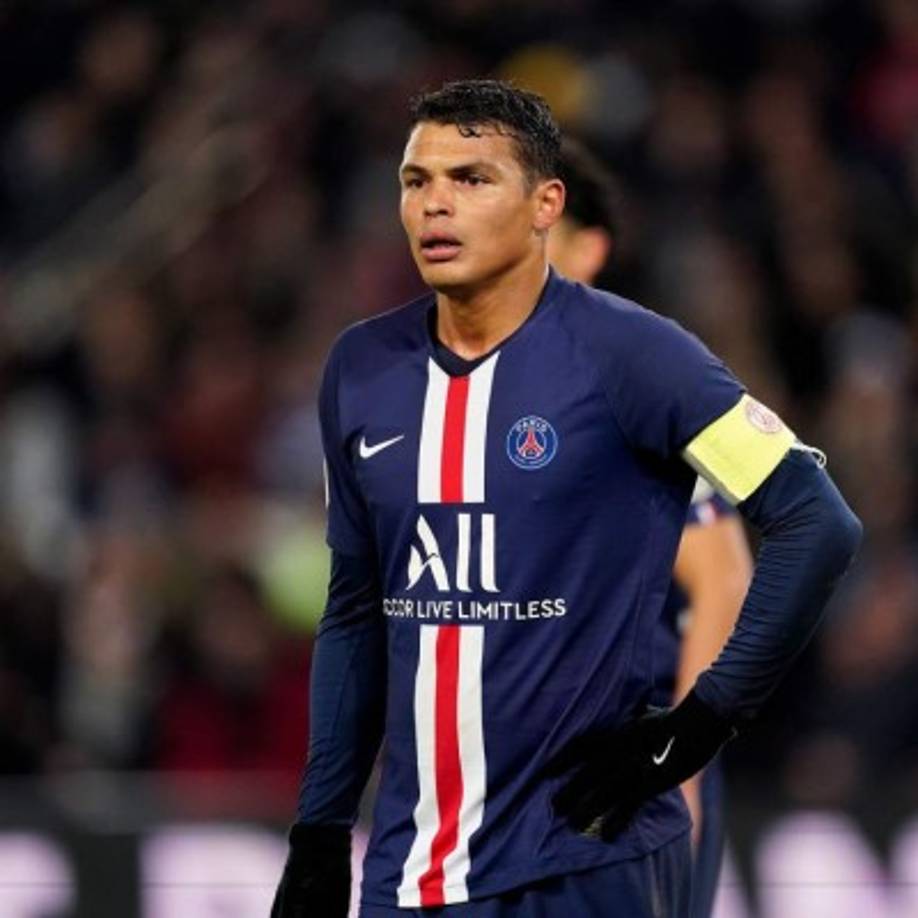 A pesar de la insistencia de la Fiorentina por Thiago Silva parece que el Chelsea estaría en conversaciones muy avanzadas con los agentes del brasileño y el propio jugador para hacerse con sus servicios. A un día de disputar lo que será su último partido con la camiseta del PSG , el defensa podría aterrizar en Londres para empezar a vestir la camiseta blue.