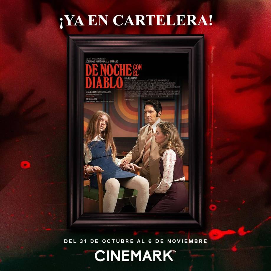 De Noche con el Diablo (2023): Esta película australiana, dirigida por los hermanos Cairnes, nos transporta a un programa de televisión de los años 70 donde un presentador invita a una joven supuestamente poseída. Lo que sigue es una noche de Halloween que nadie olvidará. Estrenada el 1 de agosto de 2024, ha sido aclamada por su originalidad y tensión.