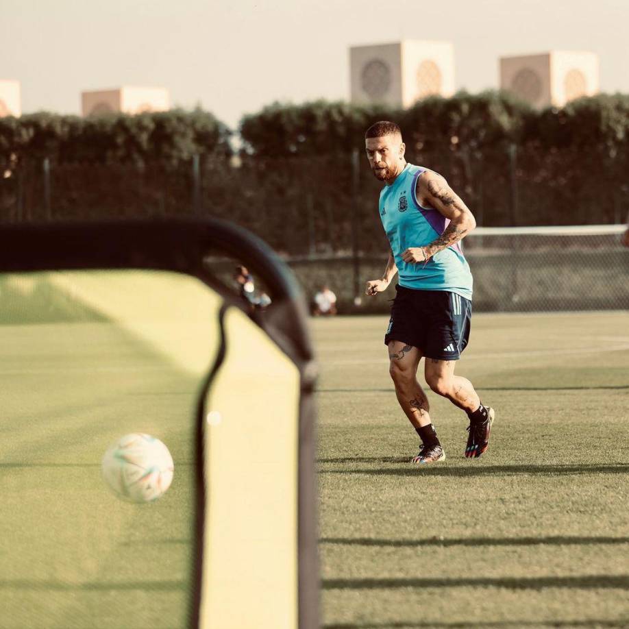 Papu Gómez no estará en los primeros amistosos del 2023 de Argentina y el jugador señaló que no fue convocado por una lesión. 