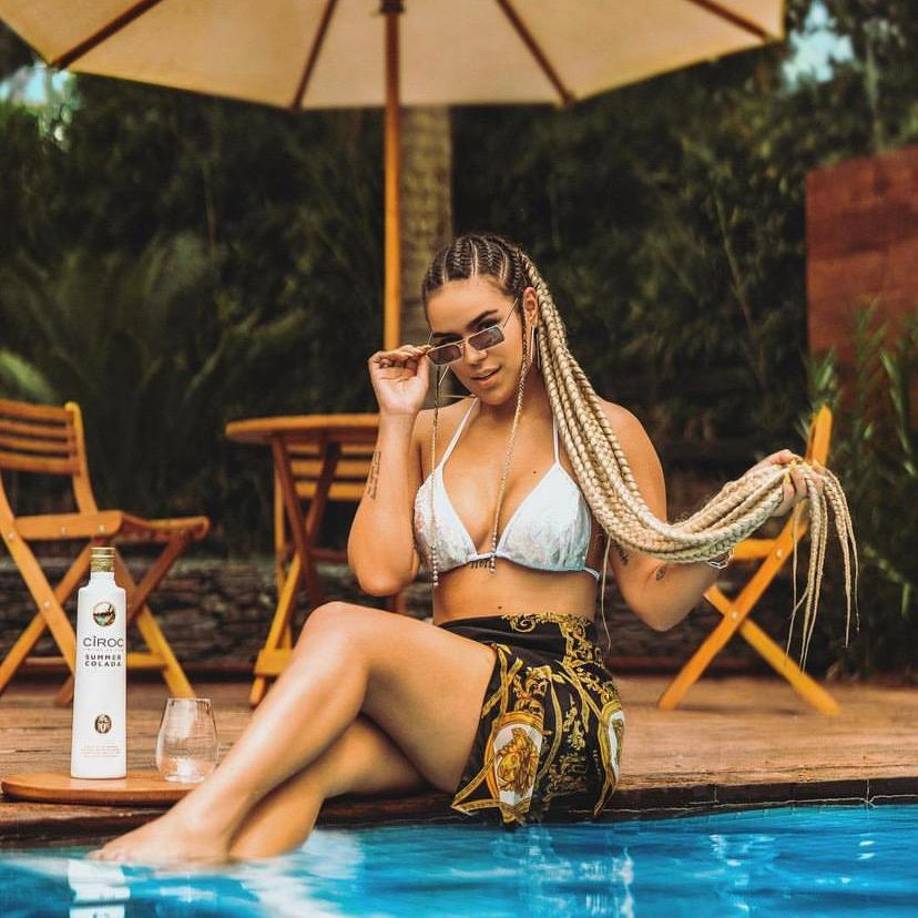 Regresa a las trenzas, pero color rubio y más largas. 