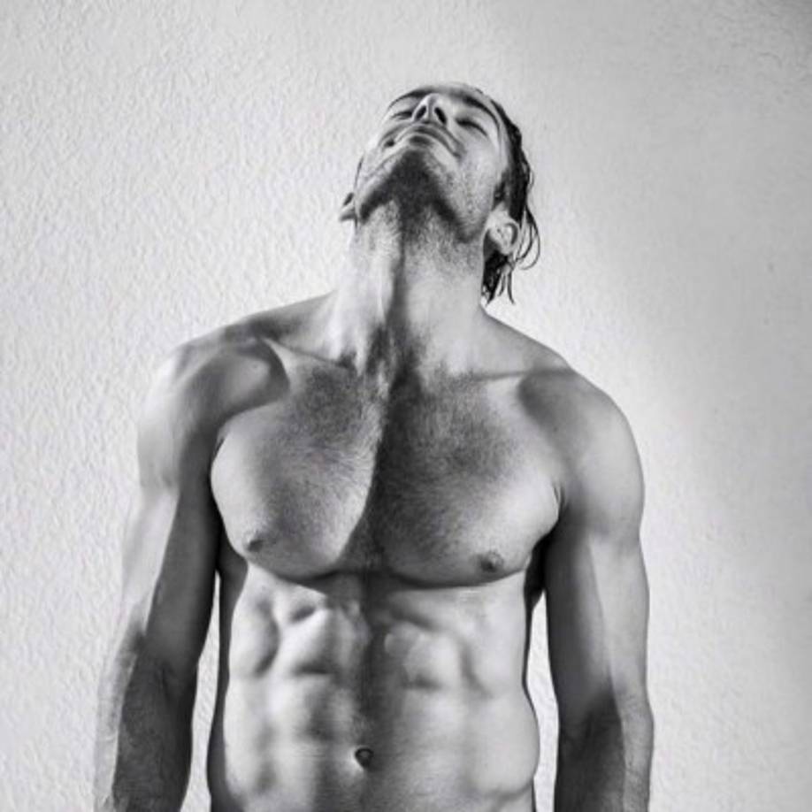 Pero Aaron no se queda atrás que le encanta lucir sus pectorales.