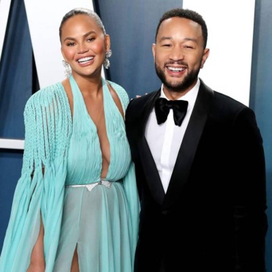Chrissy Teigen, modelo y esposa del cantante John Legend, ha señalado, sin nombrarle directamente, que Evans no debería sentirse avergonzado por tener determinados contenidos en su teléfono que, todo sea dicho, son perfectamente normales y solo le conciernen a él.