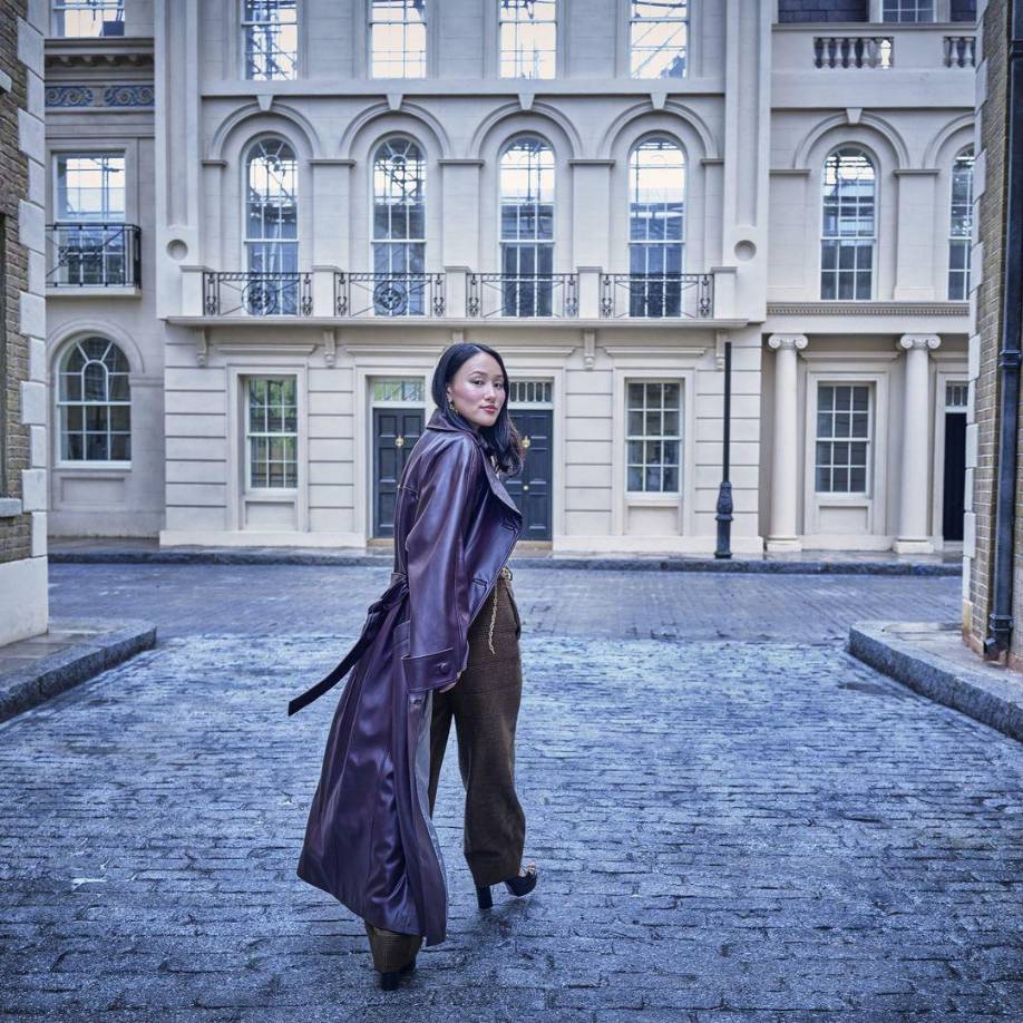 Durante la audición, Ha, disfrutó de inmediato de la “diversión y la calidad teatral” que vio en los guiones. “Lo que me atrajo de Sophie fue que inmediatamente se enfrenta a obstáculos, algo que tiene que superar constantemente”, dice Ha. “Ya sea esta batalla por el estatus social o tratar de ocultar sus sentimientos a Benedict”.