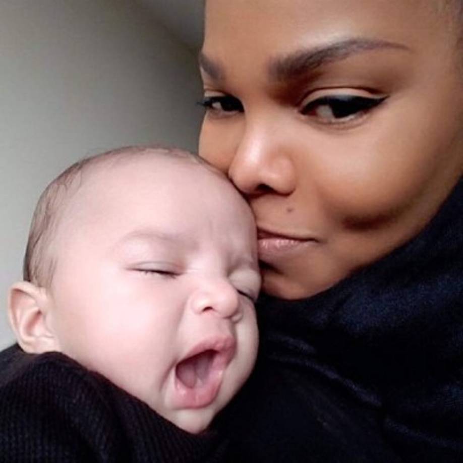 Janet Jackson se convirtio en madre a los 50 años, el 3 de enero, llamando a su primogénito Eissa Al Manna. Janet compartió la primera instantánea de su hijo sólo unos días después de que se hiciese público su divorcio con el multimillonario Catarí Wissam al Mana, con el que llevaba casada cinco años.<br/>