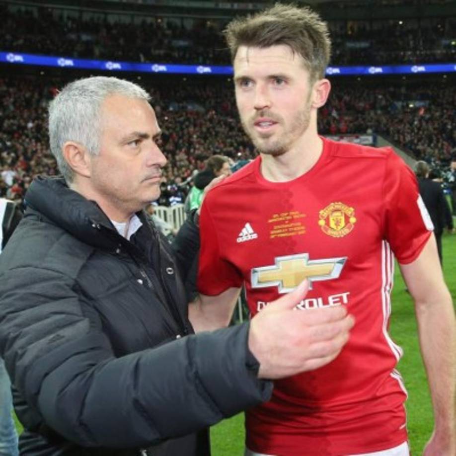 Michael Carrick podría seguir ligado al Manchester United si acepta la oferta que le ha hecho José Mourinho. El portugués propone al excentrocampista formar parte de su staff técnico del club de Old Trafford.